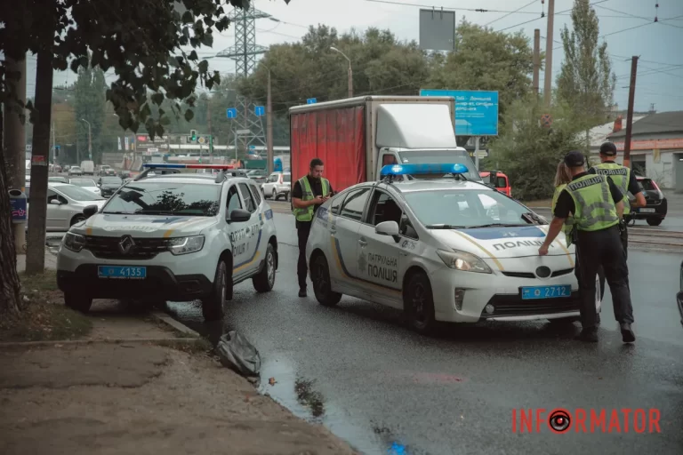 У Дніпрі на Богдана Хмельницького Hyundai збив чоловіка: його забрала «швидка»