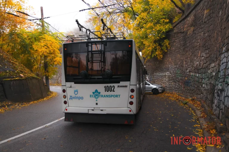 У Дніпрі автівка зіштовхнулась з тролейбусом