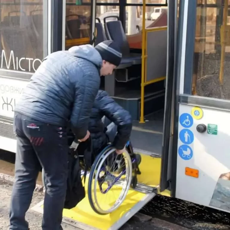 На Дніпропетровщині покарали водія тролейбусу, який відмовився допомогти пасажиру з інвалідністю