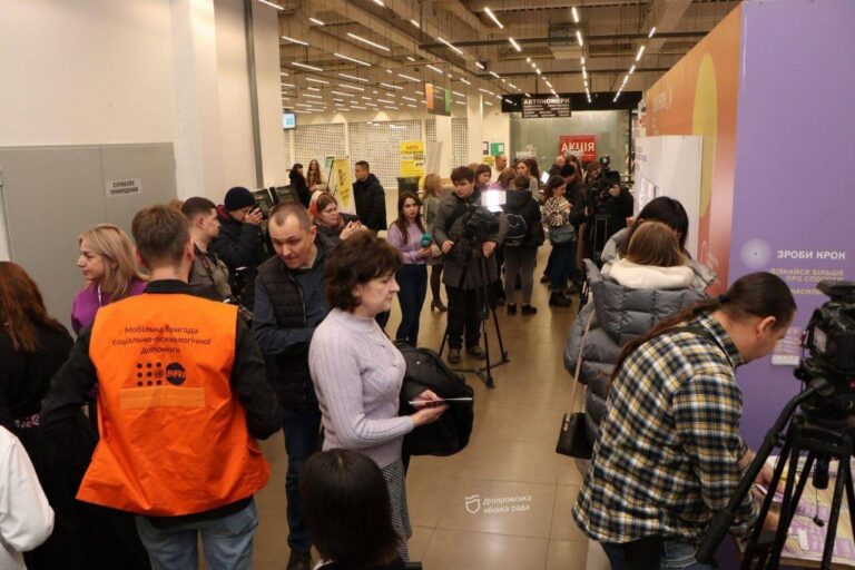 16 днів проти насильства: у Дніпрі відкрили інтерактивну інсталяцію