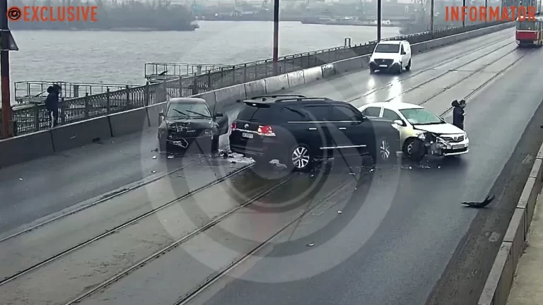 У Дніпрі на Амурському мосту зіткнулися Audi та дві автівки Toyota