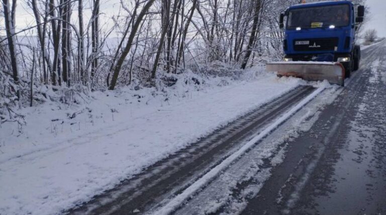 На автошляхах Дніпропетровщини працює сто одиниць техніки