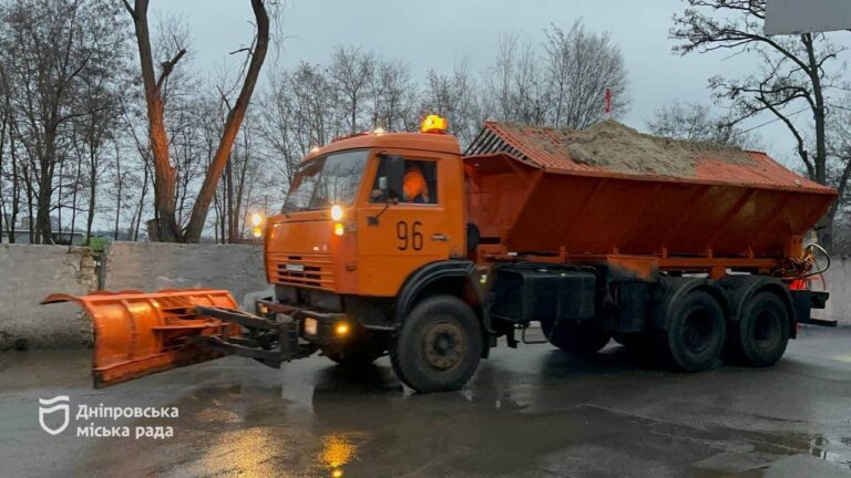 У Дніпрі 39 одиниць спецтехніки та 300 дорожніх робітників обробляють дороги від ожеледиці