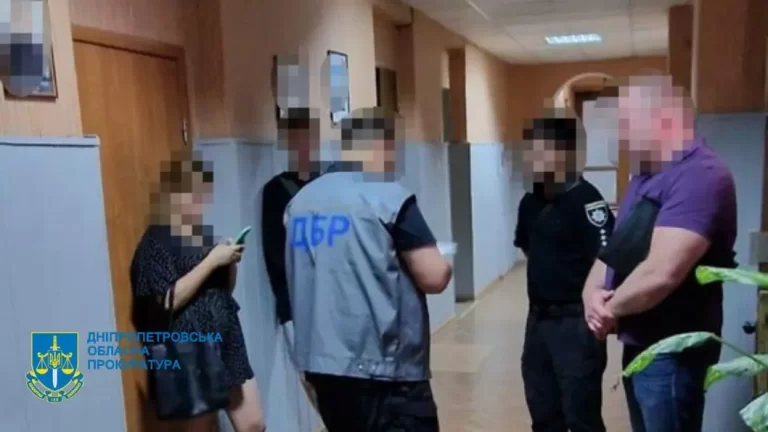 Вимагали гроші та проводили незаконні обшуки: у Дніпрі судитимуть трьох поліцейських