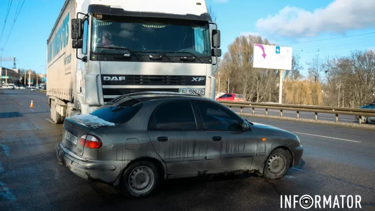 У Дніпрі сталася ДТП з вантажівкою і Daewoo Lanos