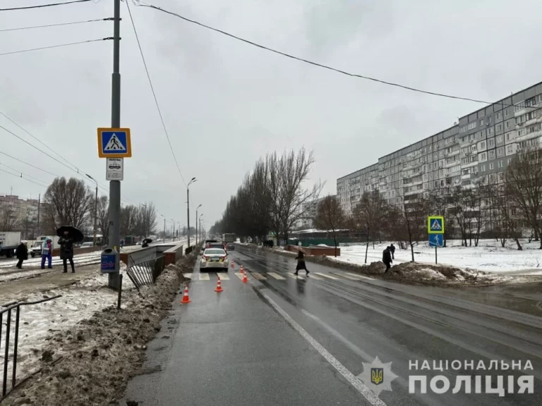 У Дніпрі автомобіль збив жінку на пішохідному переході