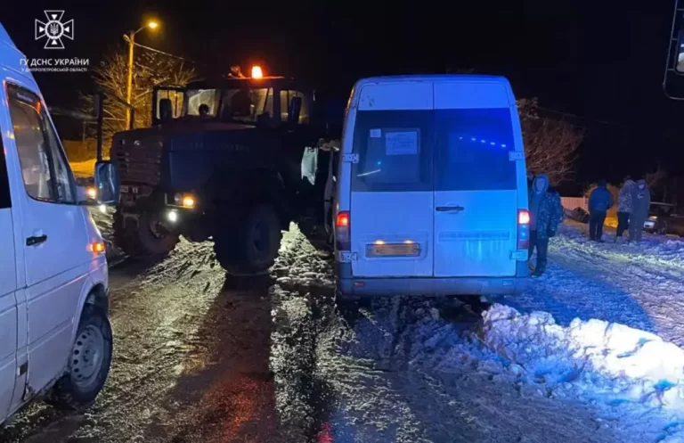 На Дніпропетровщині рятувальники визволили водія, якого заблокувало в авто внаслідок ДТП