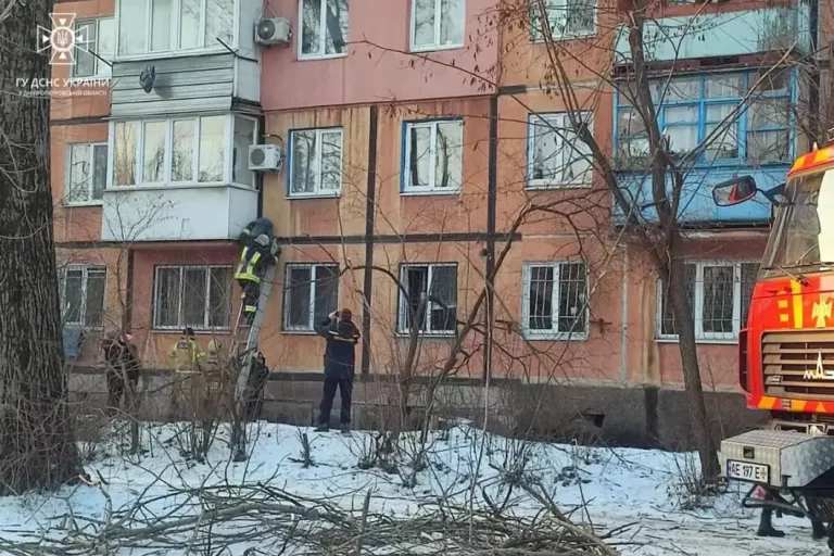 На Дніпропетровщині дитина намагалася втекти з дому і застрягла між поверхами