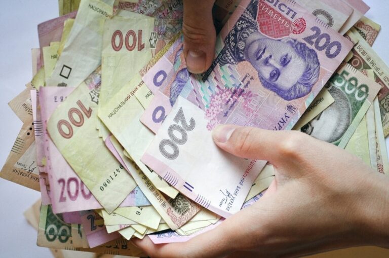 Мешканка Дніпропетровщини ошукала хлопця на 236 тисяч гривень