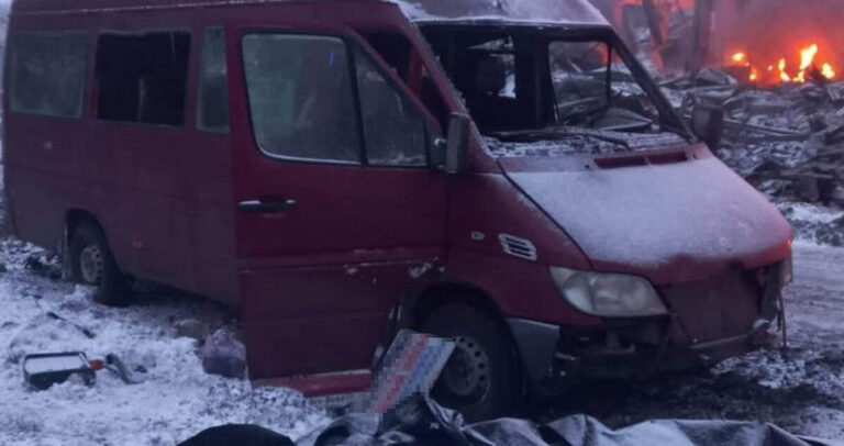 У Дніпрі рятують дітей з маршрутки, яку вибуховою хвилею перевернуло у Новомосковську