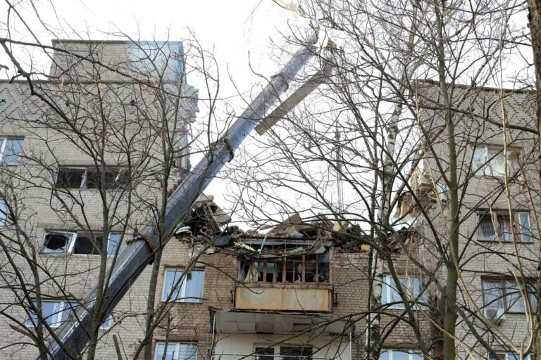 У Дніпрі безпілотник влучив у багатоповерхівку: куди звертатись постраждалим за допомогою