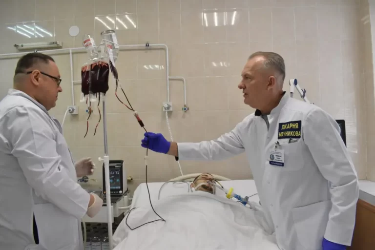 В лікарні Дніпра рятують воїна, якому перелили 5 літрів крові