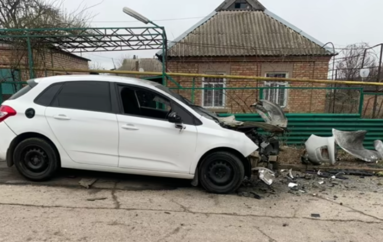 Росіяни атакували дронами цивільну автівку в Марганці