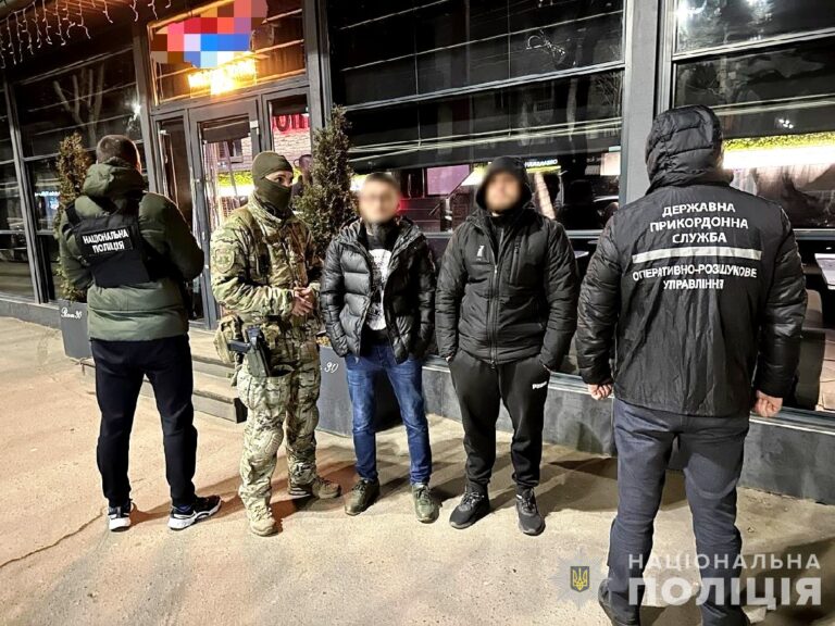 На Дніпропетровщині затримали двох чоловіків, що переправляли військовозобов’язаних через кордон