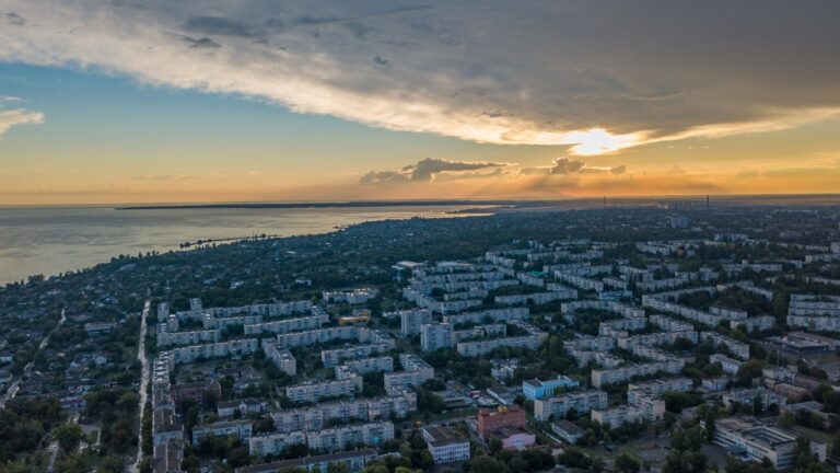 Як мешканці Нікополя допомагають одне одному, попри щоденні обстріли рф