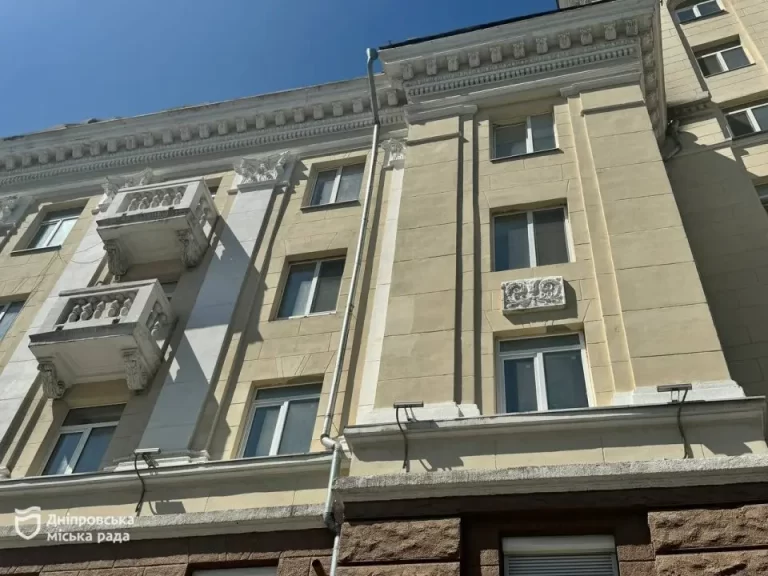 У Дніпрі у будинку на площі Вокзальній, що постраждав від атаки рф, встановлюють нові вікна