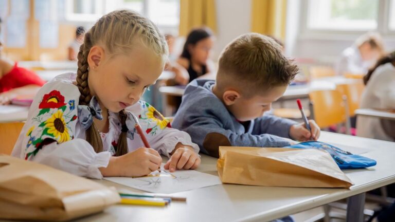 Школярі Дніпра зможуть користуватися пільгами на проїзд і на канікулах