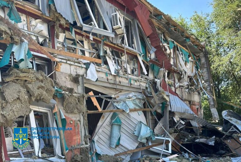 росіяни влучили у промислове підприємство в Кривому Розі, багатоповерхівку у Дніпрі