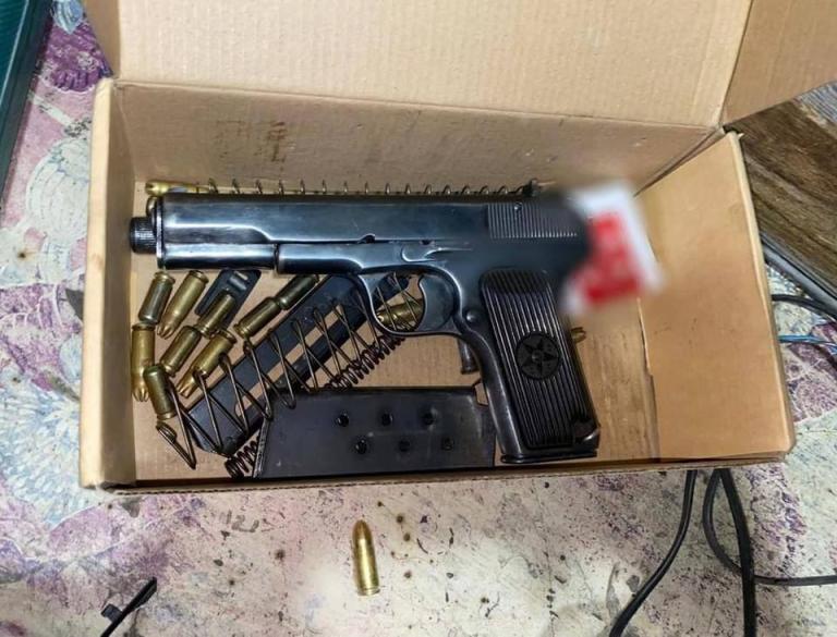 На Дніпропетровщині судили чоловіка, який пересилав поштою зброю