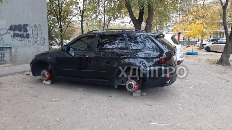 У Дніпрі невідомі знімають колеса з автівок