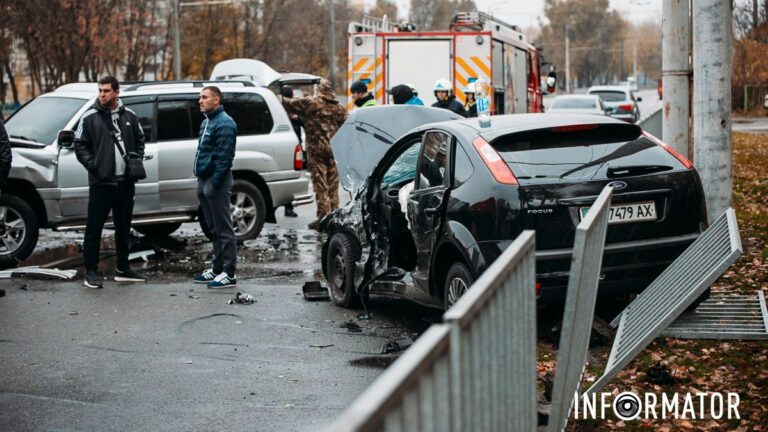 У Дніпрі на Набережній Заводській зіткнулись Ford, Toyota та мікроавтобус