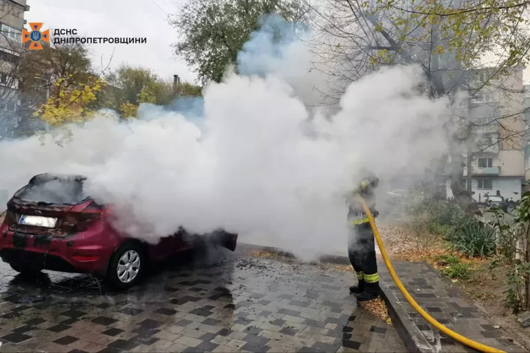 У Дніпрі на проспекті Поля зайнявся легковик