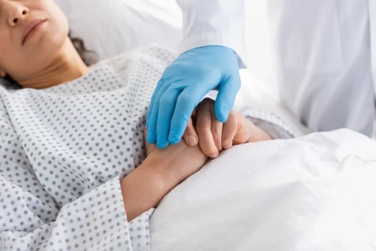 У Дніпрі рятують вчительку, біля якої розірвався снаряд під час уроку
