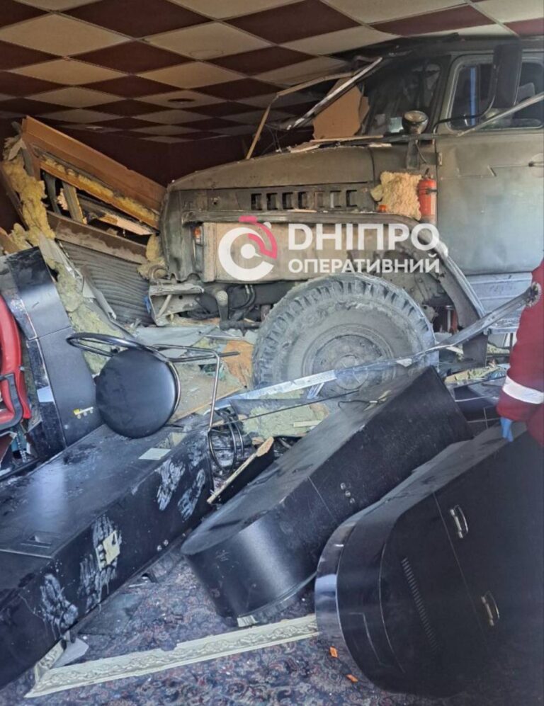 У Дніпрі військова автівка влетіла у кіоск з нелегальними гральними автоматами
