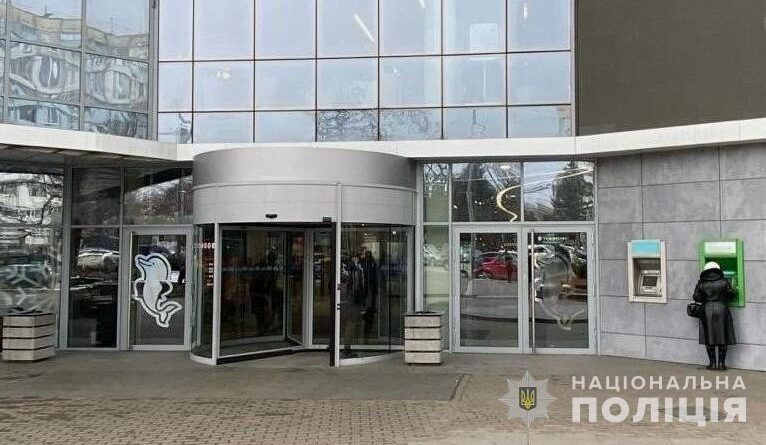 У Дніпрі біля банкомату пограбували жінку