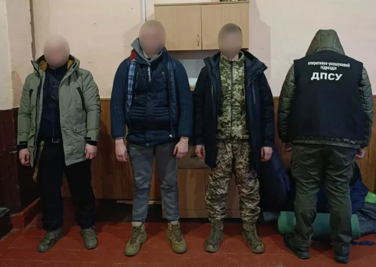 У Карпатах затримали чоловіків з Дніпропетровщини, які намагалися потрапити до Румунії