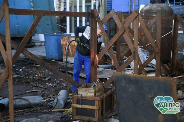 У Дніпрі демонтують 144 незаконно встановлені споруди
