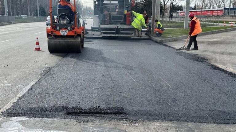У Дніпрі ремонтують дороги