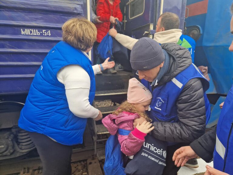 З прифронтових сіл Синельниківського району евакуювали 14 дітей з мамами