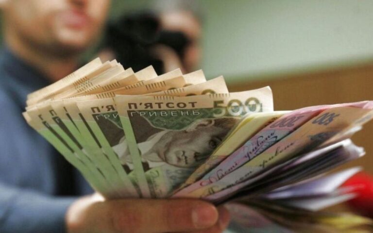 Зарплати українців зростають: чого чекати у 2025 році