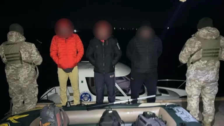 Затримали чоловіків із Дніпропетровщини, які на гумовому човні тікали у Молдову