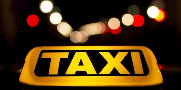 У Дніпрі таксі потрапило в ДТП