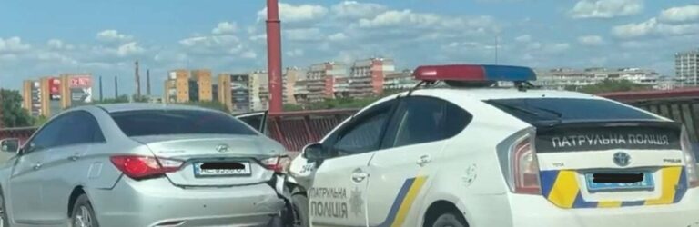 У Дніпрі на мосту виник затор через ДТП з поліцією