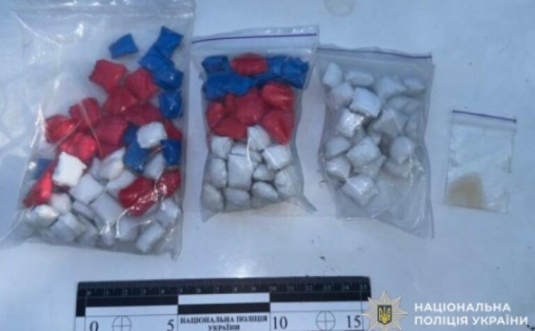 130 сліп-пакетів із наркотиками: поліцейські Дніпра затримали наркозбувача