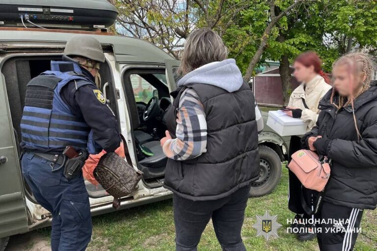 Поліцейський евакуював понад 30 родин з дітьми з прифронтової громади на Дніпропетровщині