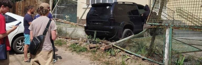У Дніпрі позашляховик влетів у дитсадок