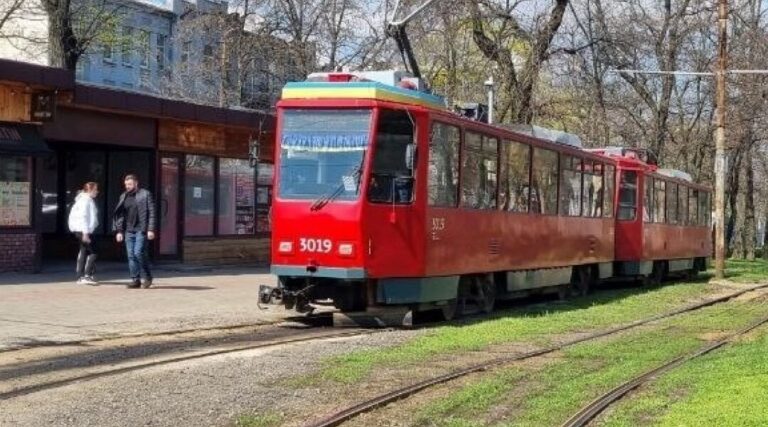 У Дніпрі встановлюють нові трамвайні зупинки
