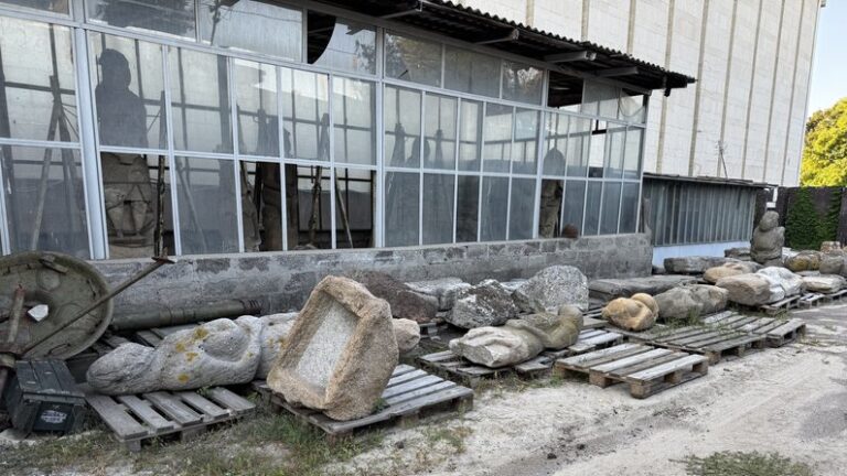 З Донеччини до Дніпра евакуювали дві половецькі статуї, яким понад 800 років