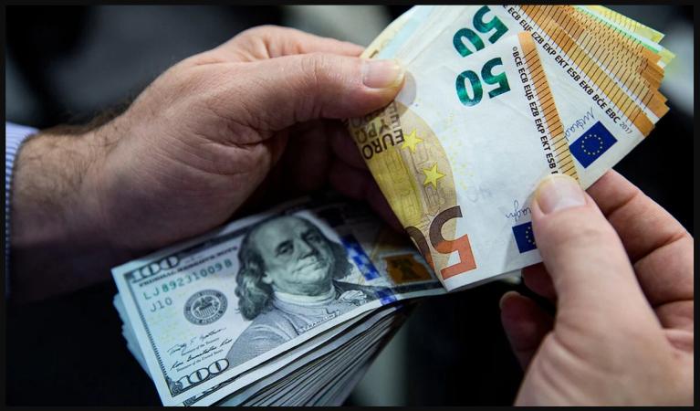 Обмінники виставили нові курси долара та євро