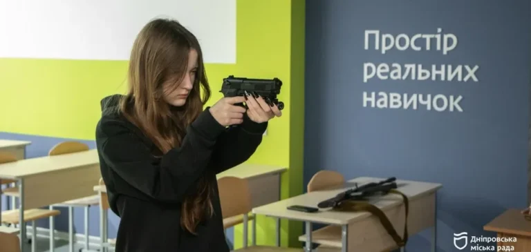 У Дніпрі школярів навчають керувати дронами