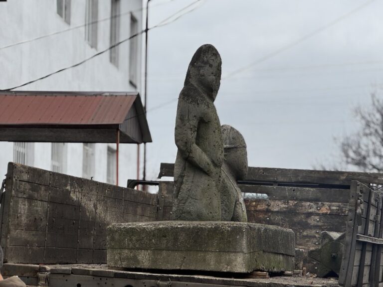 З прифронтового селища на Дніпропетровщині вивезли половецьких баб
