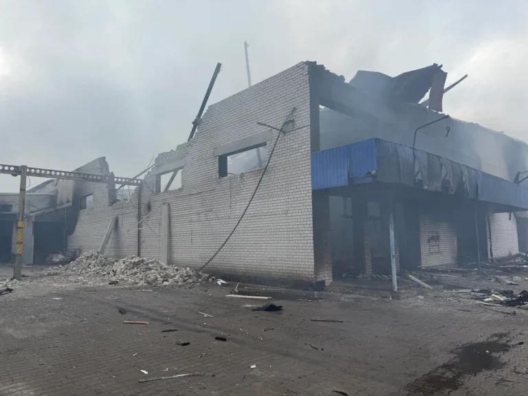 На Дніпропетровщині ворожий удар знищив склади українського виробника чипсів і сухариків