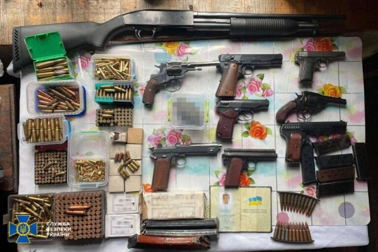 На Дніпропетровщині викрили угруповання, що торгувало зброєю з фронту