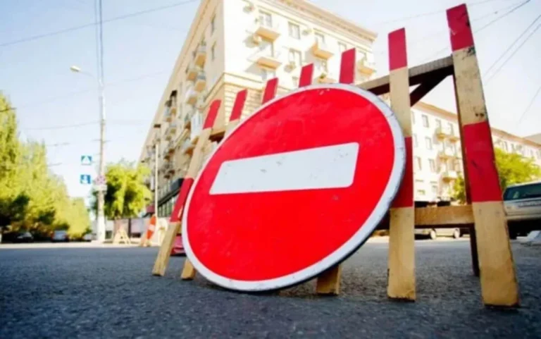 У Дніпрі тимчасово припинять рух транспорту через залізничний переїзд на вулиці Будівельників