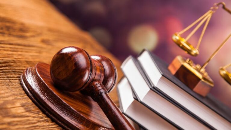 Скасувала майже 400 тис грн податку: у Дніпрі судитимуть інспектора ДПС