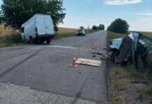 На Дніпропетровщині зіткнулися міжнародна маршрутка і вантажівка